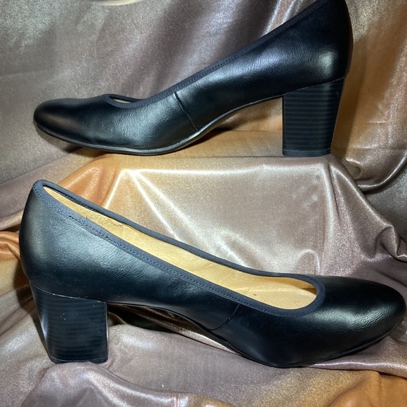 SIZE 11 stacked heel black leather pumps. Naturalizer. Excellent condition box 7 - Picture 2 of 6